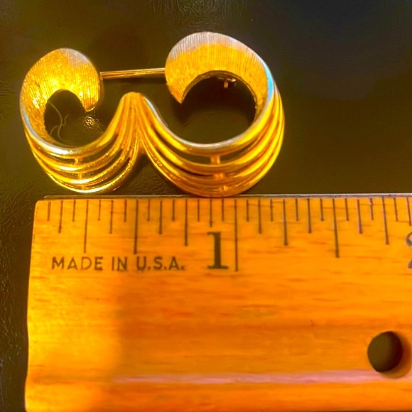 Vintage Signed Coro Gold Open Swirl Brooch - Picture 9 of 10